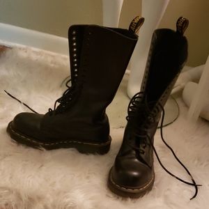 Mid high Dr. MARTENS!.
